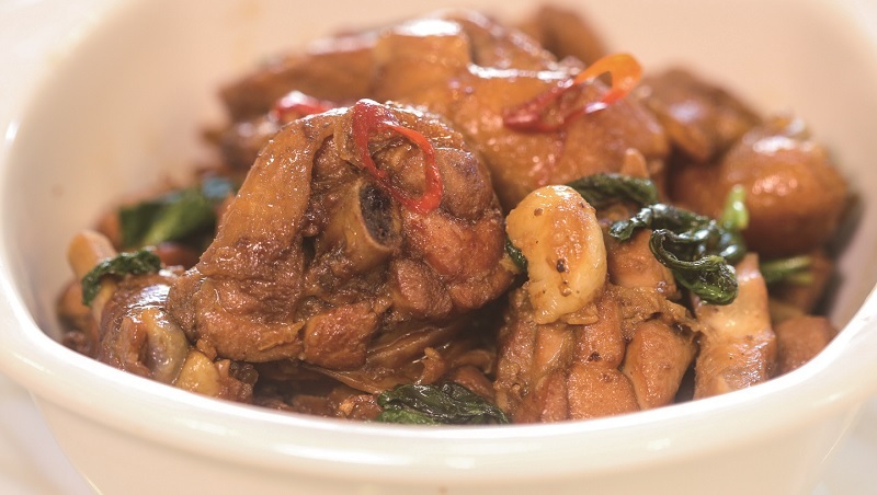 台式經典料理「三杯雞」的好吃秘訣：醃雞肉時多加「這個」，讓雞肉有光澤又不死鹹