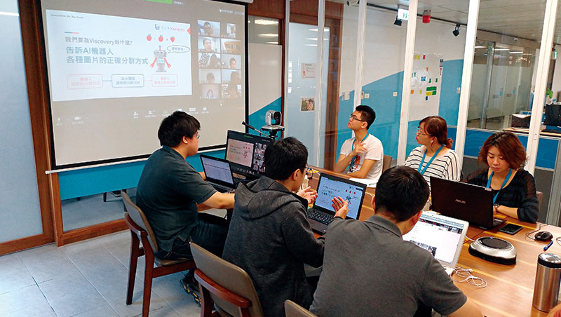 若水現為台灣最大資料標註外包企業，預計年底募達百位標註員。他們正在幫螢幕上的身障標註員做教育訓練。