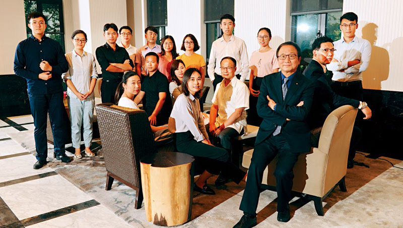 中國．上海_仲利國際總經理陳坤明（右3），率員工從一線城市征戰到二、三線，1,000多位業務員的名字，他都叫得出來。