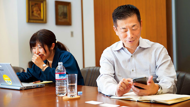<設計對白>老闆:公關部是不是忘了轉帳給我呀?(低頭查威而幣App)、員工:雜誌出刊後,就會付給你啦! <設計對白>老闆:公關部是不是忘了轉帳給我呀?(低頭查威而幣App)、員工:雜誌出刊後,就會付給你啦!