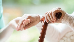 在醫院當志工，卻匿名幫病人付上百萬手術費...一個77歲退休董事長，教會我的4個做人道理