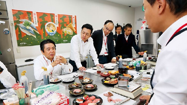 水留社長（左1）每年試吃逾百場，1,200多道新品中只有50道會上市，維持2成到3成為季節性菜單。壽司郎認為在數據之外，「新鮮感」才能持續成功。