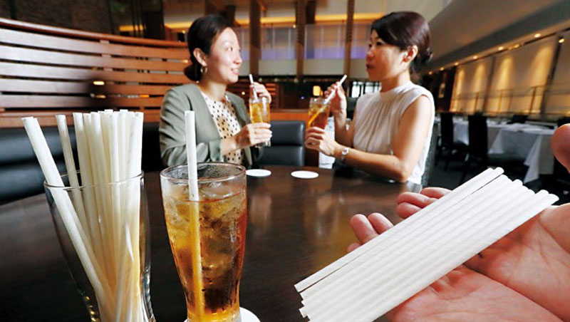從美國餐飲業者到日本飯店都時興採用紙吸管響應環保，不過有些身障族群抱怨不易彎折反倒是使用障礙。