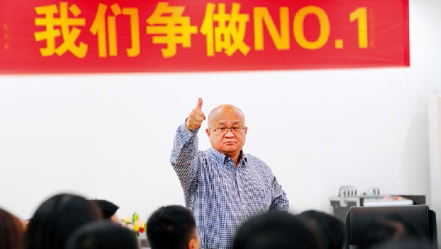 「爭做No.1」標語掛在會議室最醒目處。