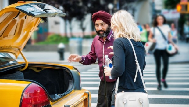 醫院門口前一個人拿藥、一個拿臉盆，你要載誰？13年前司機給我上的MBA課，至今仍是經典