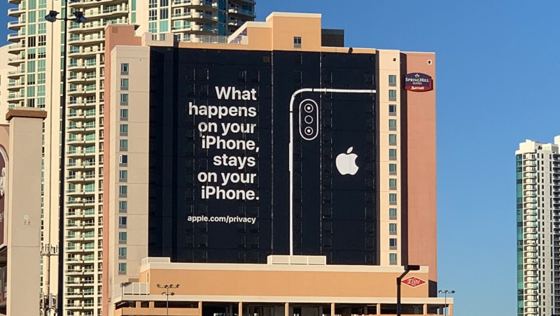 蘋果也撿到槍？買大樓廣告嗆亞馬遜和谷歌...蘋果敢打「隱私牌」的背後，是這個盤算