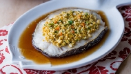 給媽媽們的快速年菜攻略》料理專家教你蒸前多做一件事，15分鐘就能端出美味「金沙蒸魚」！