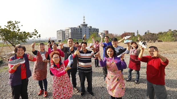 本土小頭家要陪500個阿公阿嬤戰到最後一刻