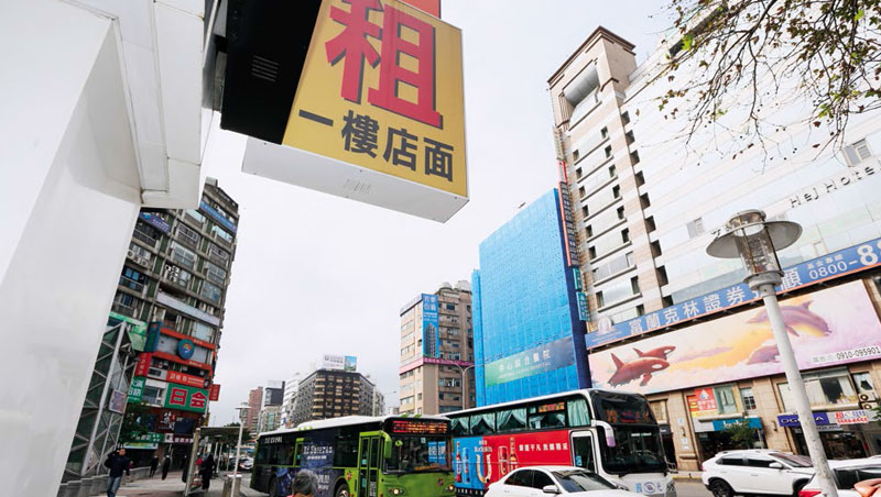 台北市東區待租店面暴增，背後原因不只高租金，還包含消費習慣改變、店家轉型升級不足等。