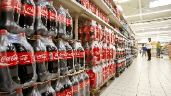 為何把大容量飲料瓶放地上，銷量就能翻倍？可口可樂暢銷133年的經營秘密