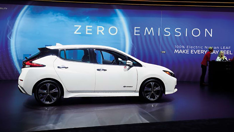 日產電動車Leaf今年推出加大電池容量版本，讓這款日本國民級電動車一次充電後可行駛距離，拉長到320公里以上。
