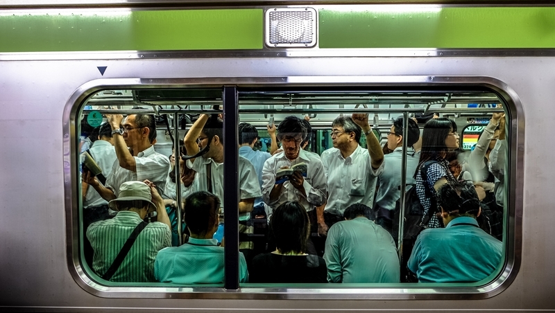 工作是推人上車，你想應徵嗎？揭密日本「地鐵助推員」的日常，2位台灣人打工的真實經歷