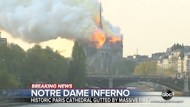 「你相信巴黎聖母院有一天會消失嗎？」大火燒出眾人眼淚！鐘樓怪人尖塔坍塌...原來15年前電影早預測