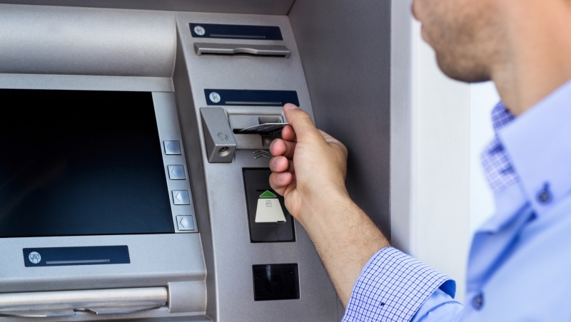 1個領導和管理的選擇題：銀行CEO路邊領錢，發現自家ATM壞了，要報修嗎？