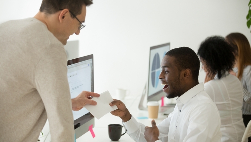 重新認識績效管理》獎金VS.高底薪，哪一個比較不會危害公司？