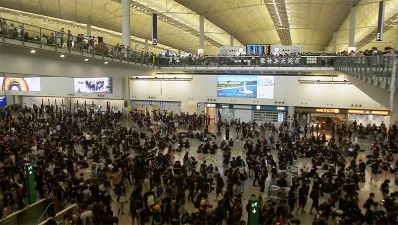香港班機全面取消！反送中抗爭再升溫，民眾湧入機場抗議港警濫暴