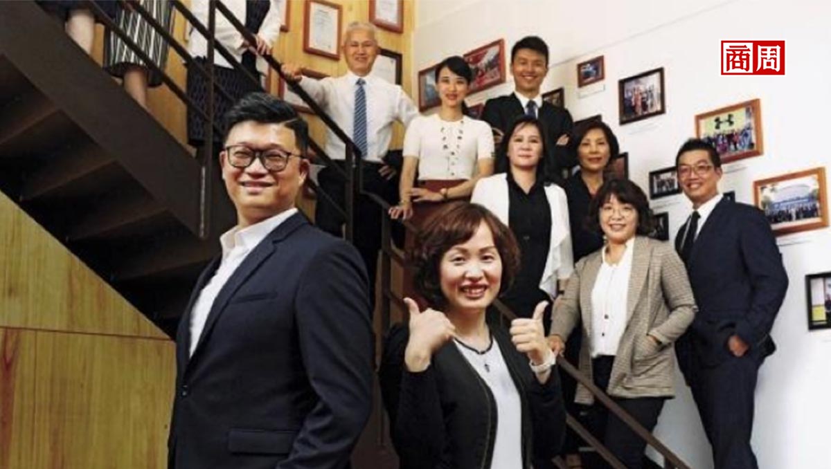 陳冠杰（前左）與陳裕華（前右）訓練員工成為最佳「防黴特種部隊」，不僅配備最先進檢測設備，連進廠作業流程也是以分鐘計算。