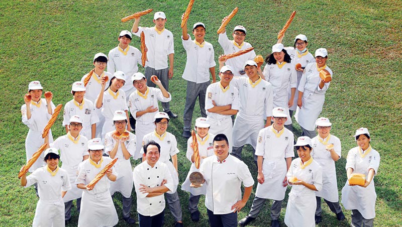 金牌教練領軍，培育下個世界第一！今年，高雄餐旅大學烘焙系就吸引8 國學生（圖）來台學烘焙，傳承，將是吳寶春（前排左3）、王鵬傑（前排左4）未來新任務。